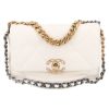 Bolso bandolera Chanel  19 en cuero acolchado blanco - Detail D2 thumbnail