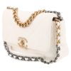 Bolso bandolera Chanel  19 en cuero acolchado blanco - Detail D3 thumbnail