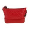 Bolso bandolera Chanel  Gabrielle  modelo pequeño  en cuero acolchado rojo - Detail D4 thumbnail